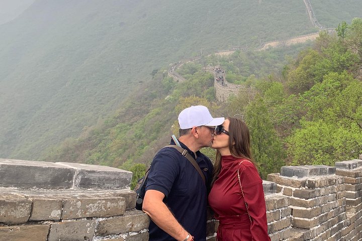 Turistas disfrutando de la Gran Muralla de Mutianyu en Pekín, China, con vistas panorámicas y varias opciones de transporte, foto 11 | wizardtrip