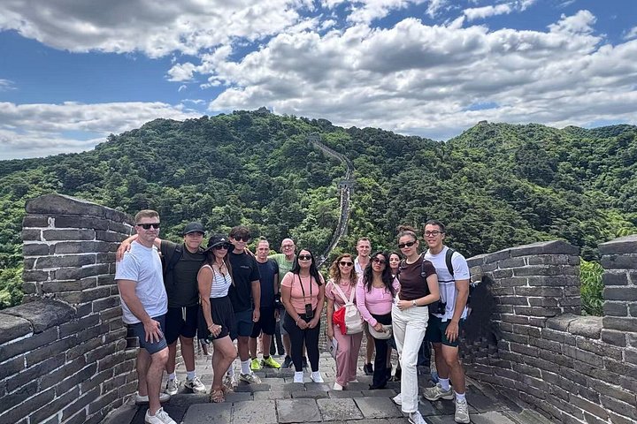 Turistas disfrutando de la Gran Muralla de Mutianyu en Pekín, China, con vistas panorámicas y varias opciones de transporte, foto 12 | wizardtrip