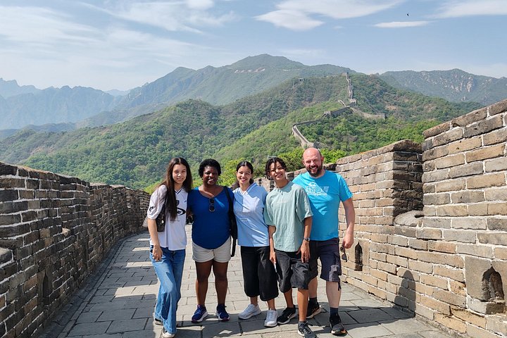 Turistas disfrutando de la Gran Muralla de Mutianyu en Pekín, China, con vistas panorámicas y varias opciones de transporte, foto 13 | wizardtrip