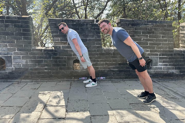 Turistas disfrutando de la Gran Muralla de Mutianyu en Pekín, China, con vistas panorámicas y varias opciones de transporte, foto 14 | wizardtrip