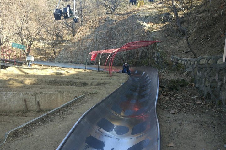 Turistas disfrutando de la Gran Muralla de Mutianyu en Pekín, China, con vistas panorámicas y varias opciones de transporte, foto 16 | wizardtrip
