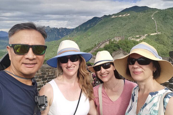 Turistas disfrutando de la Gran Muralla de Mutianyu en Pekín, China, con vistas panorámicas y varias opciones de transporte, foto 17 | wizardtrip