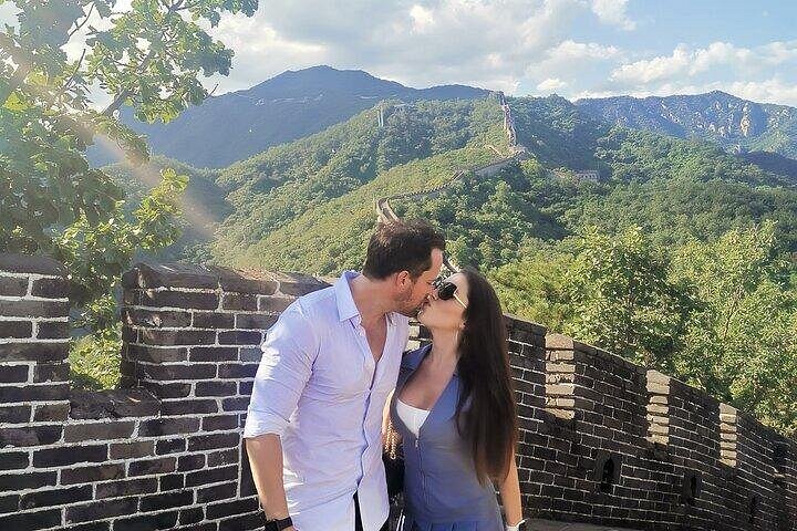 Turistas disfrutando de la Gran Muralla de Mutianyu en Pekín, China, con vistas panorámicas y varias opciones de transporte, foto 18 | wizardtrip