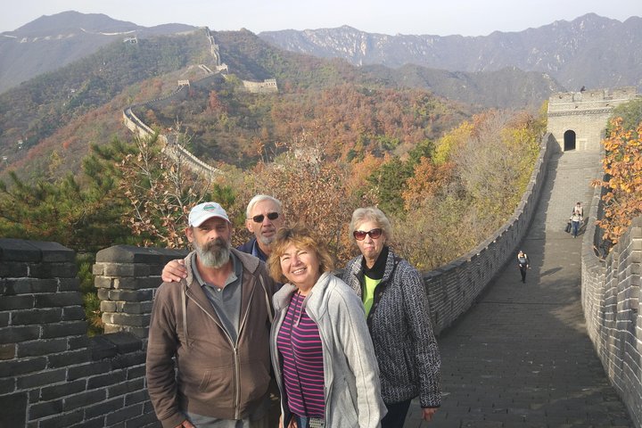 Turistas disfrutando de la Gran Muralla de Mutianyu en Pekín, China, con vistas panorámicas y varias opciones de transporte, foto 19 | wizardtrip