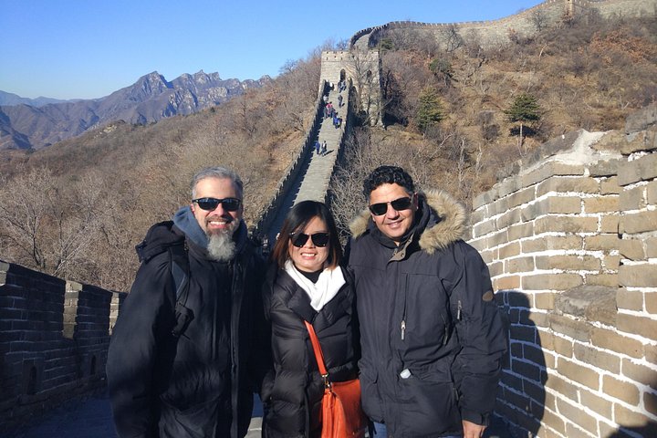 Turistas disfrutando de la Gran Muralla de Mutianyu en Pekín, China, con vistas panorámicas y varias opciones de transporte, foto 21 | wizardtrip