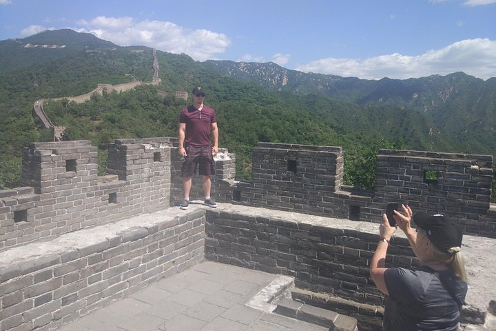 Turistas disfrutando de la Gran Muralla de Mutianyu en Pekín, China, con vistas panorámicas y varias opciones de transporte, foto 22 | wizardtrip