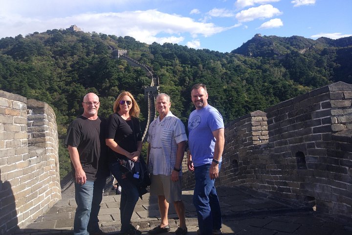 Turistas disfrutando de la Gran Muralla de Mutianyu en Pekín, China, con vistas panorámicas y varias opciones de transporte, foto 23 | wizardtrip