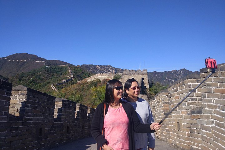 Turistas disfrutando de la Gran Muralla de Mutianyu en Pekín, China, con vistas panorámicas y varias opciones de transporte, foto 24 | wizardtrip