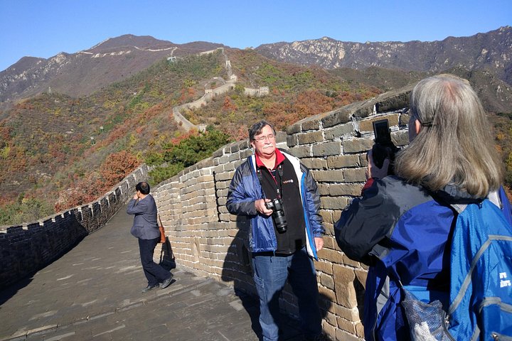 Turistas disfrutando de la Gran Muralla de Mutianyu en Pekín, China, con vistas panorámicas y varias opciones de transporte, foto 25 | wizardtrip