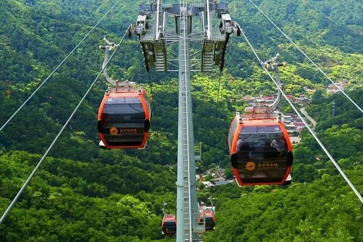 Turistas disfrutando de la Gran Muralla de Mutianyu en Pekín, China, con vistas panorámicas y varias opciones de transporte, foto 26 | wizardtrip