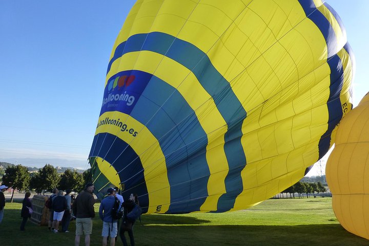 Mongolfiera che fluttua sulla pittoresca campagna catalana vicino a Barcellona, Spagna, foto 6 | wizardtrip