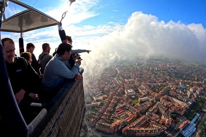 Mongolfiera che fluttua sulla pittoresca campagna catalana vicino a Barcellona, Spagna, foto 7 | wizardtrip