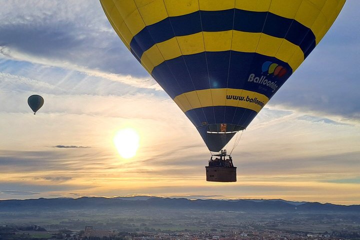 Mongolfiera che fluttua sulla pittoresca campagna catalana vicino a Barcellona, Spagna, foto 8 | wizardtrip