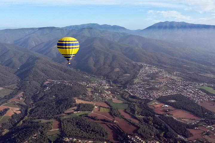 Mongolfiera che fluttua sulla pittoresca campagna catalana vicino a Barcellona, Spagna, foto 10 | wizardtrip