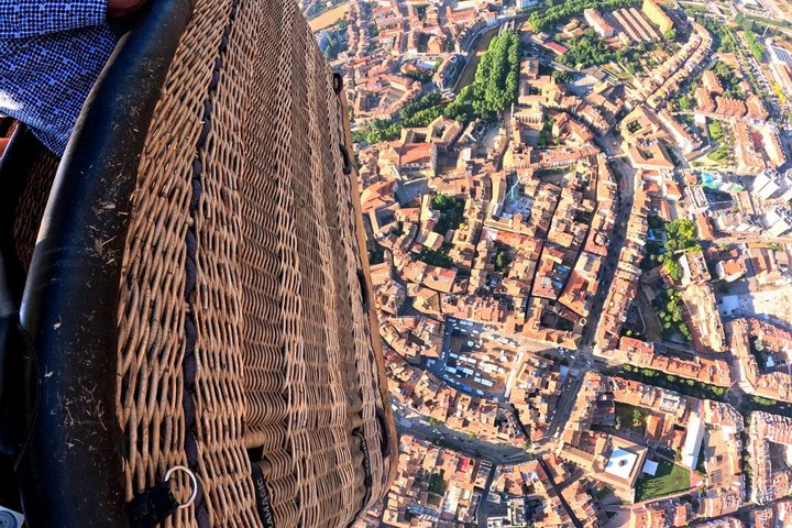 Mongolfiera che fluttua sulla pittoresca campagna catalana vicino a Barcellona, Spagna, foto 11 | wizardtrip