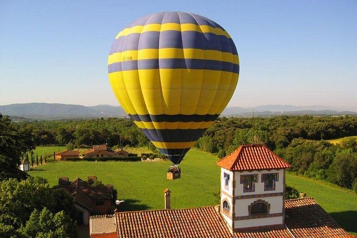 Mongolfiera che fluttua sulla pittoresca campagna catalana vicino a Barcellona, Spagna, foto 13 | wizardtrip