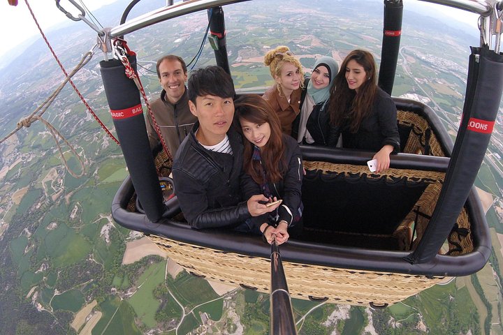 Mongolfiera che fluttua sulla pittoresca campagna catalana vicino a Barcellona, Spagna, foto 14 | wizardtrip