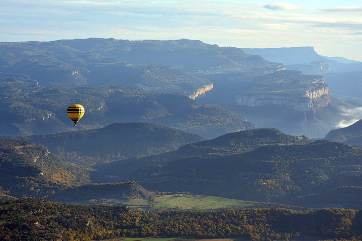 Mongolfiera che fluttua sulla pittoresca campagna catalana vicino a Barcellona, Spagna, foto 15 | wizardtrip