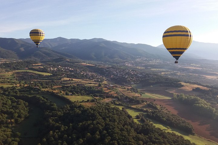 Mongolfiera che fluttua sulla pittoresca campagna catalana vicino a Barcellona, Spagna, foto 17 | wizardtrip