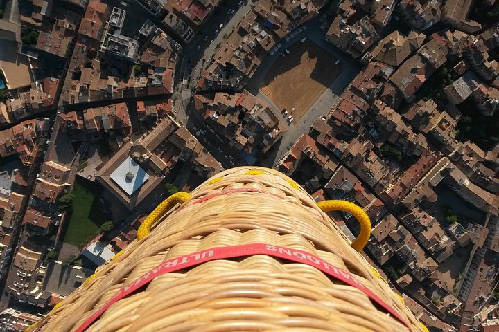 Mongolfiera che fluttua sulla pittoresca campagna catalana vicino a Barcellona, Spagna, foto 18 | wizardtrip