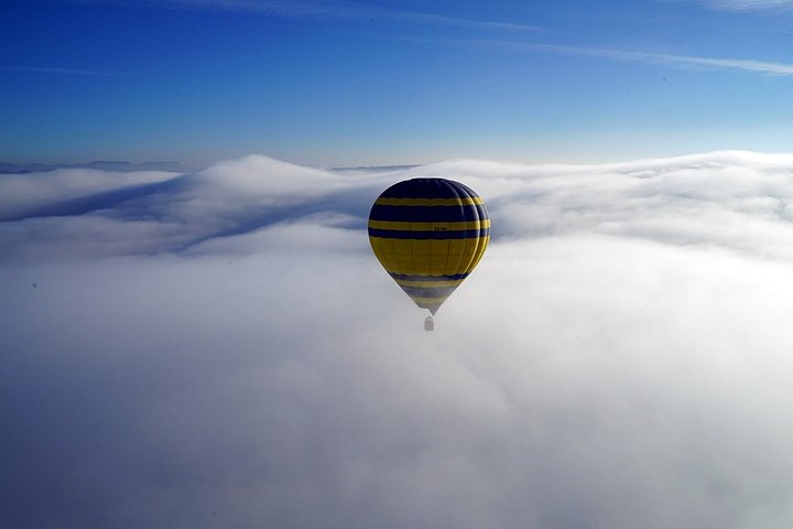 Mongolfiera che fluttua sulla pittoresca campagna catalana vicino a Barcellona, Spagna, foto 19 | wizardtrip