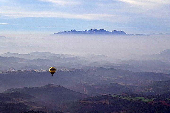 Mongolfiera che fluttua sulla pittoresca campagna catalana vicino a Barcellona, Spagna, foto 20 | wizardtrip