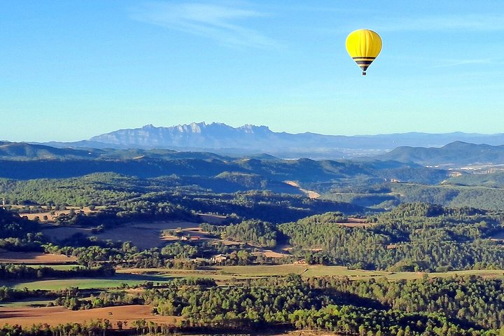 Mongolfiera che fluttua sulla pittoresca campagna catalana vicino a Barcellona, Spagna, foto 21 | wizardtrip