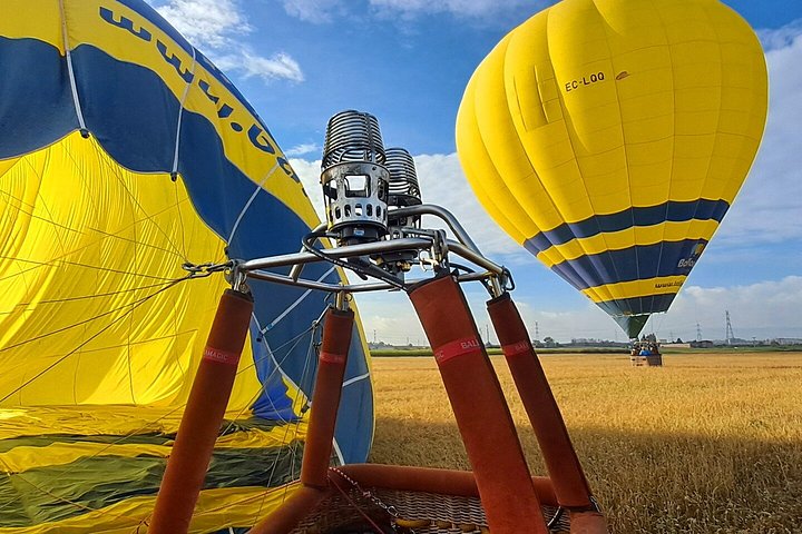 Mongolfiera che fluttua sulla pittoresca campagna catalana vicino a Barcellona, Spagna, foto 22 | wizardtrip