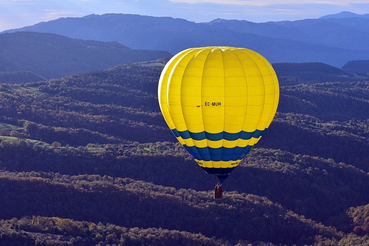 Mongolfiera che fluttua sulla pittoresca campagna catalana vicino a Barcellona, Spagna, foto 28 | wizardtrip