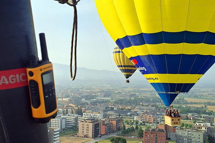 Mongolfiera che fluttua sulla pittoresca campagna catalana vicino a Barcellona, Spagna, foto 29 | wizardtrip