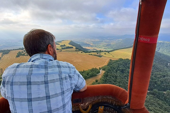 Mongolfiera che fluttua sulla pittoresca campagna catalana vicino a Barcellona, Spagna, foto 31 | wizardtrip