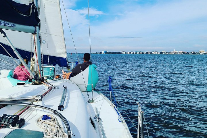 Private Yachtcharter im Hafen von Charleston mit malerischem Blick auf historische Stätten und die Stadtkulisse, Foto 6 | wizardtrip