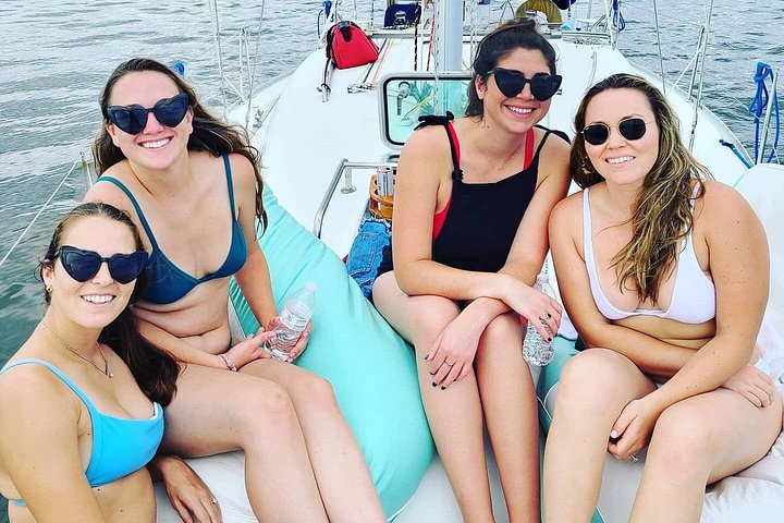 Private Yachtcharter im Hafen von Charleston mit malerischem Blick auf historische Stätten und die Stadtkulisse, Foto 8 | wizardtrip