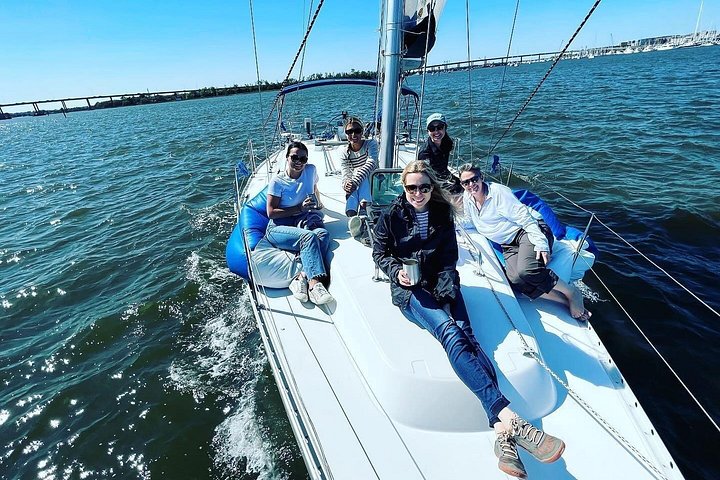 Private Yachtcharter im Hafen von Charleston mit malerischem Blick auf historische Stätten und die Stadtkulisse, Foto 9 | wizardtrip
