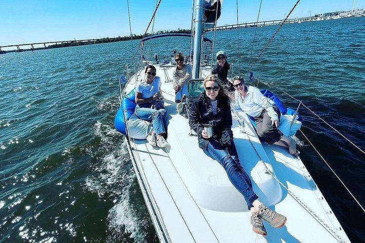 Private Yachtcharter im Hafen von Charleston mit malerischem Blick auf historische Stätten und die Stadtkulisse, Foto 11 | wizardtrip