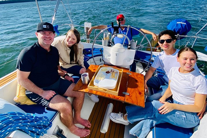 Private Yachtcharter im Hafen von Charleston mit malerischem Blick auf historische Stätten und die Stadtkulisse, Foto 12 | wizardtrip
