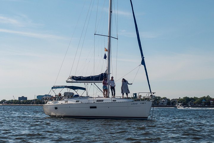 Private Yachtcharter im Hafen von Charleston mit malerischem Blick auf historische Stätten und die Stadtkulisse, Foto 14 | wizardtrip