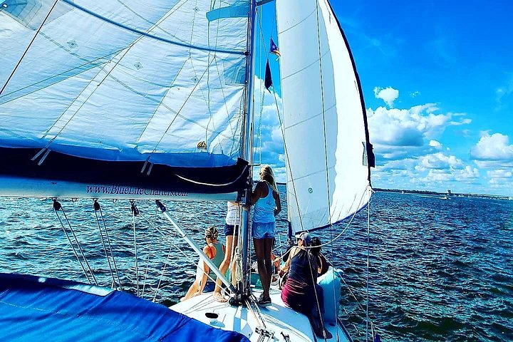 Private Yachtcharter im Hafen von Charleston mit malerischem Blick auf historische Stätten und die Stadtkulisse, Foto 15 | wizardtrip