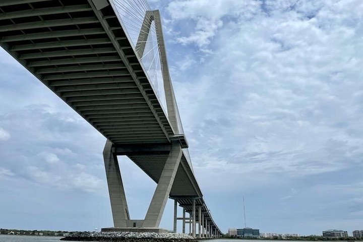 Private Yachtcharter im Hafen von Charleston mit malerischem Blick auf historische Stätten und die Stadtkulisse, Foto 16 | wizardtrip