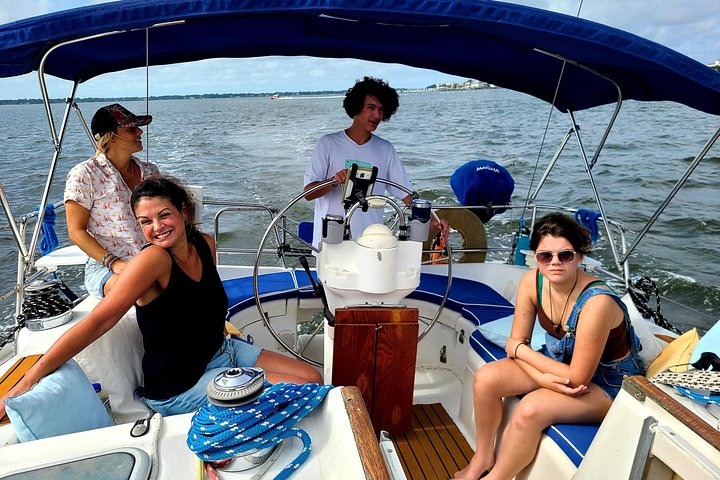 Private Yachtcharter im Hafen von Charleston mit malerischem Blick auf historische Stätten und die Stadtkulisse, Foto 17 | wizardtrip