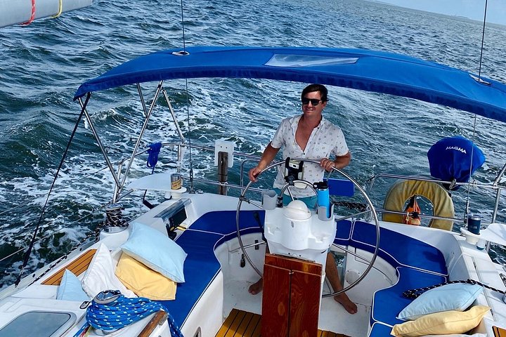 Private Yachtcharter im Hafen von Charleston mit malerischem Blick auf historische Stätten und die Stadtkulisse, Foto 18 | wizardtrip