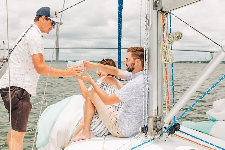 Private Yachtcharter im Hafen von Charleston mit malerischem Blick auf historische Stätten und die Stadtkulisse, Foto 20 | wizardtrip