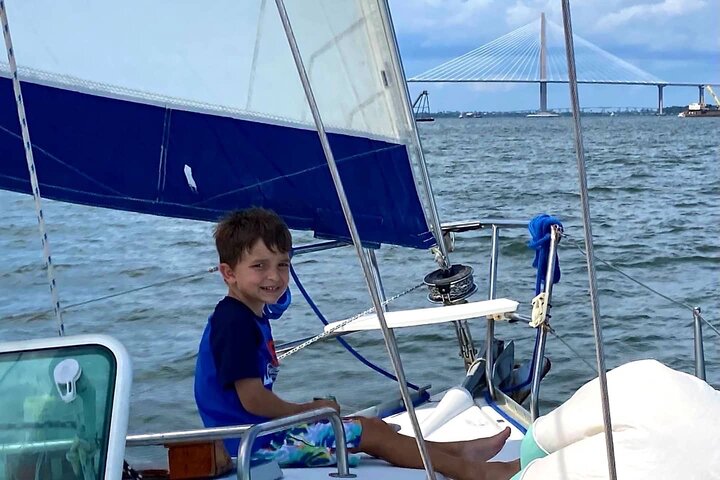 Private Yachtcharter im Hafen von Charleston mit malerischem Blick auf historische Stätten und die Stadtkulisse, Foto 22 | wizardtrip