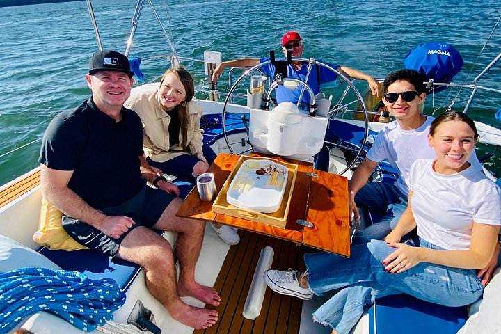 Private Yachtcharter im Hafen von Charleston mit malerischem Blick auf historische Stätten und die Stadtkulisse, Foto 24 | wizardtrip