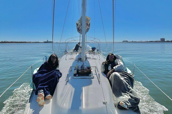 Private Yachtcharter im Hafen von Charleston mit malerischem Blick auf historische Stätten und die Stadtkulisse, Foto 25 | wizardtrip