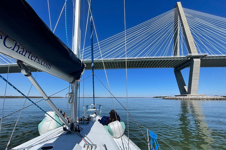 Private Yachtcharter im Hafen von Charleston mit malerischem Blick auf historische Stätten und die Stadtkulisse, Foto 26 | wizardtrip