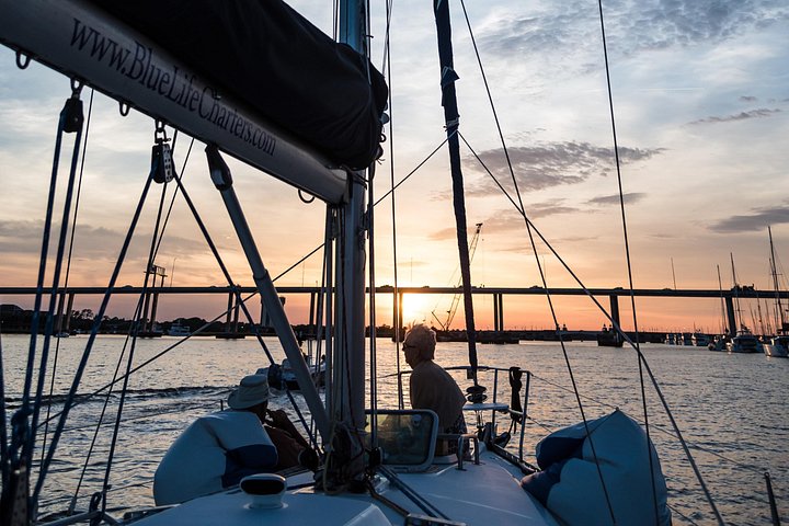 Private Yachtcharter im Hafen von Charleston mit malerischem Blick auf historische Stätten und die Stadtkulisse, Foto 29 | wizardtrip