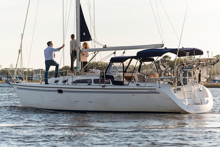 Private Yachtcharter im Hafen von Charleston mit malerischem Blick auf historische Stätten und die Stadtkulisse, Foto 31 | wizardtrip