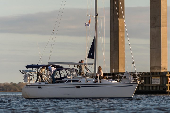 Private Yachtcharter im Hafen von Charleston mit malerischem Blick auf historische Stätten und die Stadtkulisse, Foto 32 | wizardtrip