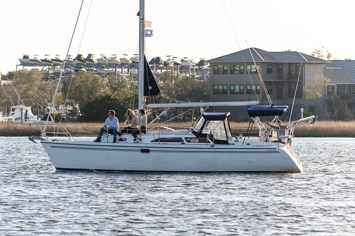 Private Yachtcharter im Hafen von Charleston mit malerischem Blick auf historische Stätten und die Stadtkulisse, Foto 33 | wizardtrip